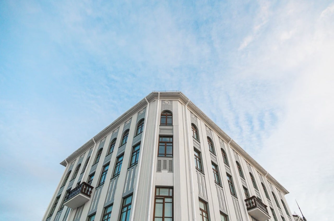 Altbaufassade in Bremen aus der Froschperspektive vor blauem Himmel